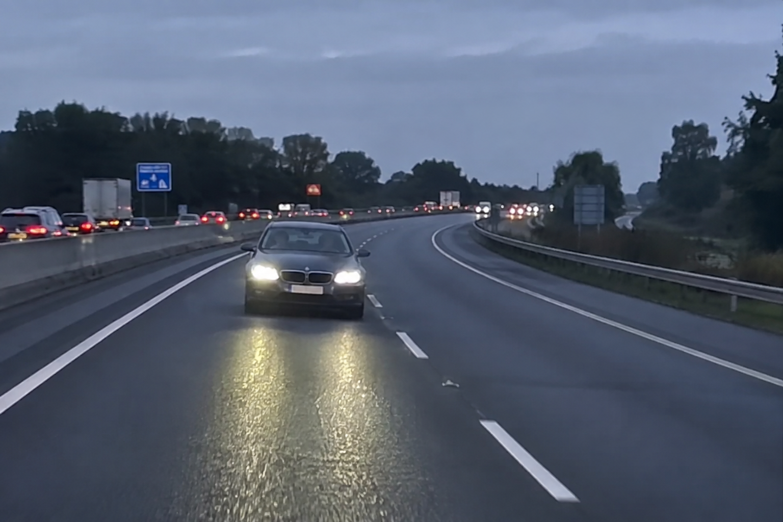 Zaledwie chwilę po tragedii na M9! Kolejny kierowca jedzie pod prąd irlandzką autostradą